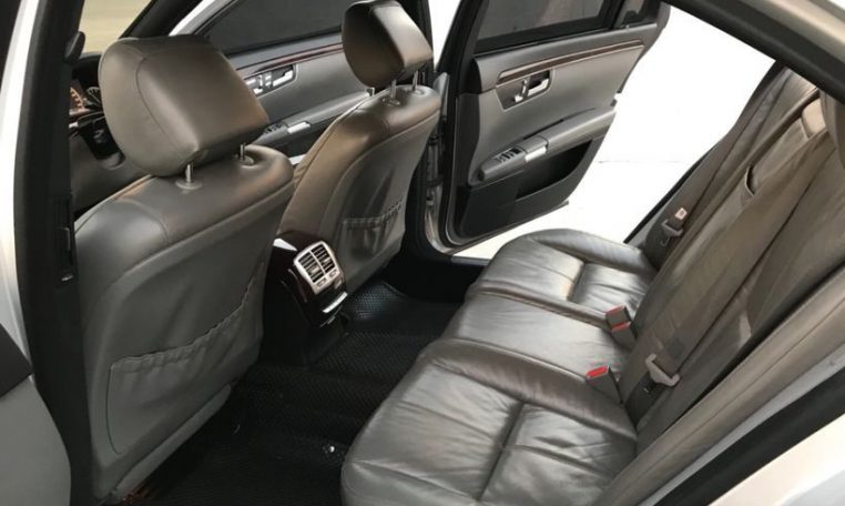The rear seats of a Mercedes-Benz S 320 CDI limo