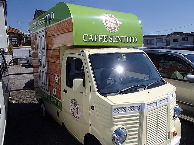 Japanese Food Trucks: Vinyl wrapped and modified grill for a retro look