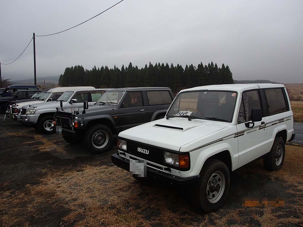 Front view of Isuzu, Nissan, Toyota, Mitsubishi 4WD ready for off roading 