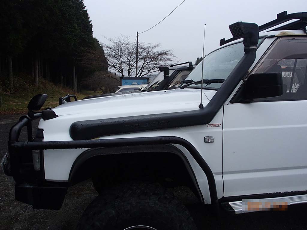 Custom 4WD with snorkels and extended bull bar