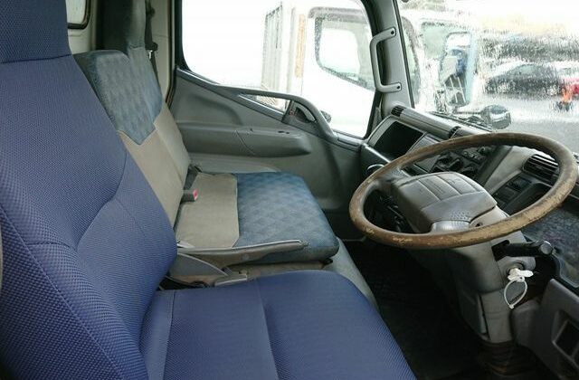 18-2006-Mitsubishi-Canter-Dump-Truck.-Cab-interior-from-drivers-side