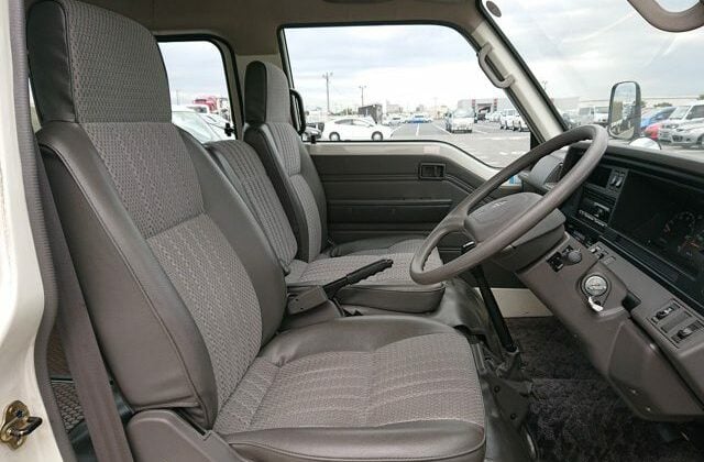 1994-Nissan-Homy-front-seats-right-640x456