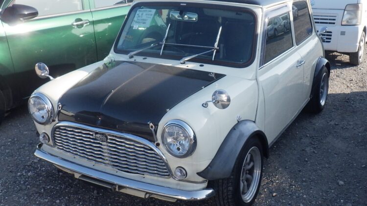 Rover Mini Classic, JDM Rover Mini, British Icon Japan Import, Right-Hand Drive Mini, Vintage Mini Cooper, Classic Mini from Japan, Mini Restoration Project, Rover Mini Export, Retro City Car, Japan Car Direct